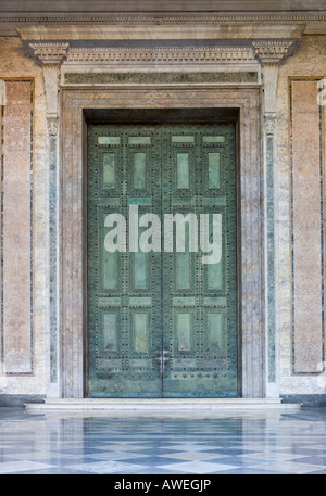 Porte in bronzo che conducono all'antica curia della Basilica di San Giovanni in Laterano, Roma, Italia, Europa Foto Stock