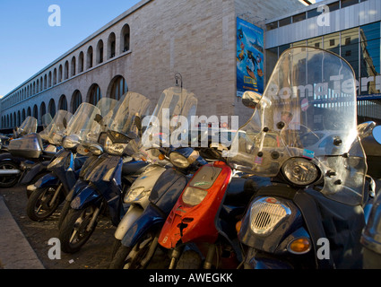 Ciclomotori parcheggiati vicino alla stazione ferroviaria centrale di Roma, Italia, Europa Foto Stock