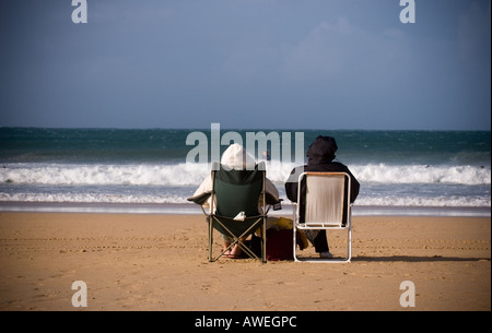 Un paio di guardare i surfisti, Cornwall, Regno Unito Foto Stock