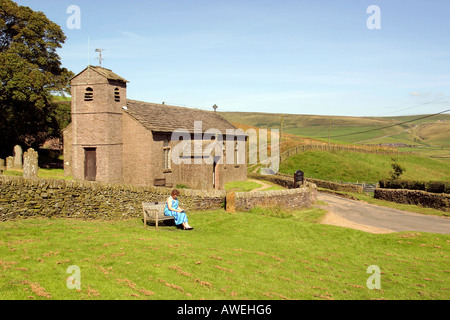 In Inghilterra a Macclesfield Cheshire Forest Cappella con donna visitatore la lettura nella luce del sole Foto Stock