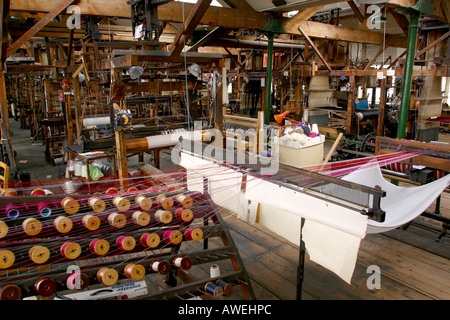 In Inghilterra a Macclesfield Cheshire museo della seta Paradise Mill rocche colorate nel capannone di tessitura Foto Stock