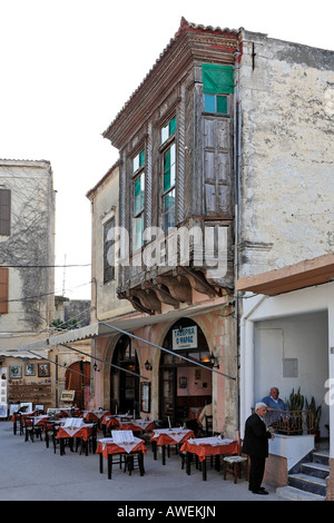 Turco in legno oriel windows sulla facciata di una casa in Rethimno, Creta, Grecia, Europa Foto Stock