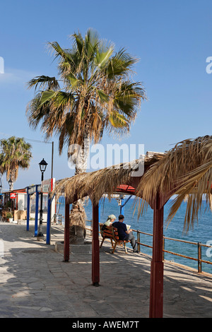 Passeggiata sulla spiaggia a Myrtos, Creta, Grecia, Europa Foto Stock