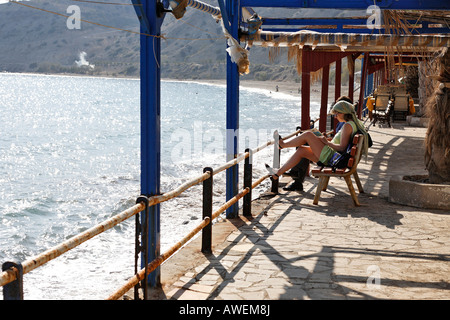 Passeggiata sulla spiaggia a Myrtos, Creta, Grecia, Europa Foto Stock