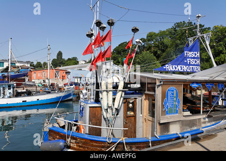 Fornitore di frutti di mare e il bistro su una barca, Sassnitz, Ruegen, Germania, Europa Foto Stock