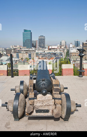 Vecchio canonico rivolto in direzione di Cerro Santa Lucia Park e moderna di alta sorge, Santiago del Cile, Cile, Sud America Foto Stock