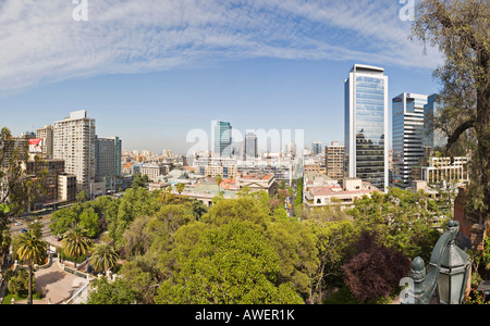 Edifici alti e moderni con vista dal parco Cerro Santa Lucia, Santiago del Cile, Cile, Sud America Foto Stock