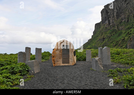 Memoriale per i marinai tedeschi che hanno perso la vita pescando in Islanda, Vik, Islanda, Oceano Atlantico Foto Stock