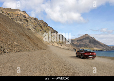 Strada sterrata lungo la costa meridionale dell'Islanda tra Hoefn e Djúpivogur, Islanda, Oceano Atlantico Foto Stock