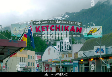 Un famoso segno della città accoglie i turisti a Ketchikan, Alaska pende su una delle strade principali di questa nave da crociera del porto di scalo. Foto Stock