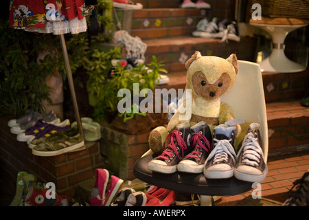 Converse All Star scarpe sul display in vestiti funky store in Tokyo con la famosa moda giovane via Takeshita Dori, Harajuku Foto Stock