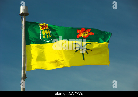 La Saskatchewan bandiera provinciale contro un cielo blu Foto Stock