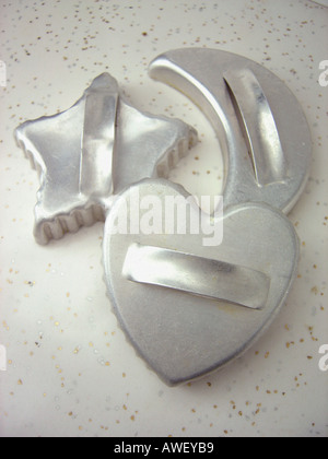 Tre 3 Vintage biscotto cookie cutters Star Crescent Moon e il cuore Foto Stock