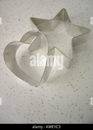 Due 2 moderno biscotto cookie cutters Cuore e star dello spazio di copia Foto Stock