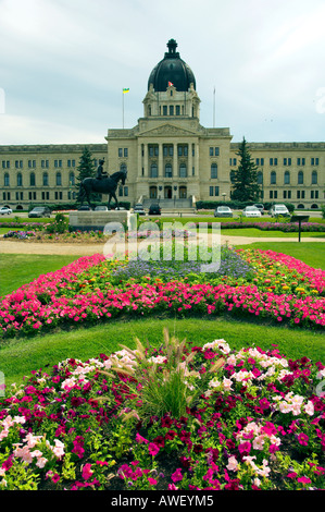 Formale di giardini di fiori e la provincia di Saskatchewan edifici legislativa in Regina Saskatchewan Canada Foto Stock