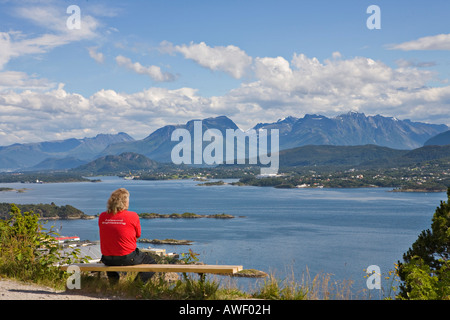 Vista sopra il suono verso i monti Sunnmøre dalla collina di Aksla, Ålesund, Norvegia, Scandinavia, Europa Foto Stock