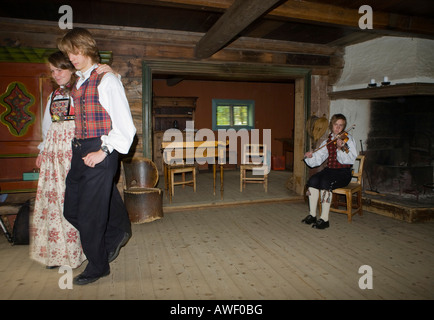 Danze popolari a un open air (storia vivente) museo in Fagernes, Norvegia, Scandinavia, Europa Foto Stock