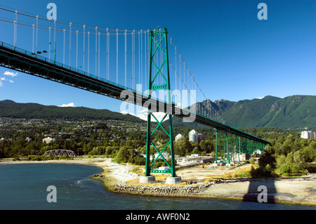 Vela sotto il Ponte Lions Gate in Vancouver British Columbia Canada Foto Stock