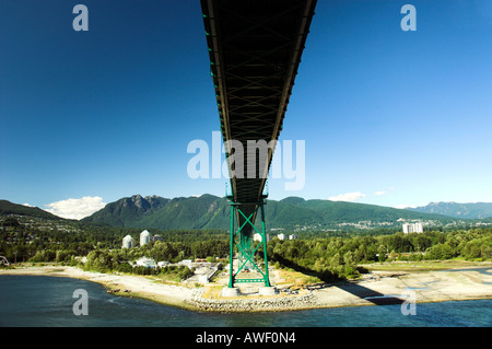 Vela sotto il Ponte Lions Gate in Vancouver British Columbia Canada Foto Stock