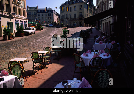 Scena di strada nella città collinare di Laon, Piccardia, nel nord della Francia con cafe set di tabelle per i clienti Foto Stock