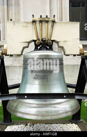 Una replica del Libery Bell di fronte alla Alaska Capitale dello Stato builiding di Juneau Alaska USA Foto Stock