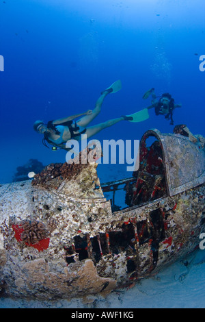 I subacquei su un WW II Corsair aereo da combattimento off Sud Est Oahu, Hawaii. Foto Stock