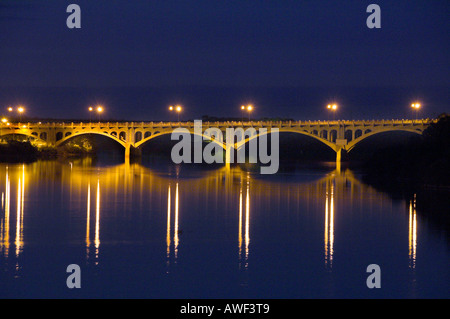 L'Università illuminato ponte attraverso il Sud del Fiume Saskatchewan in Saskatoon, Saskatchewan, Canada. Foto Stock