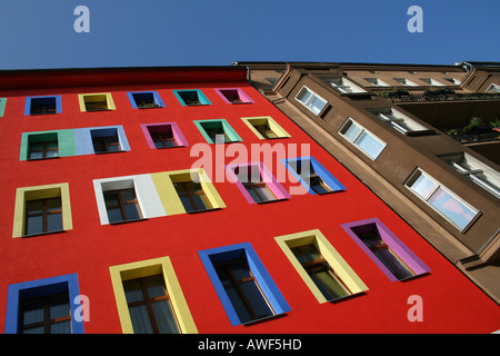 Vecchio e nuovo edificio che mostra il contrasto di colori Foto Stock