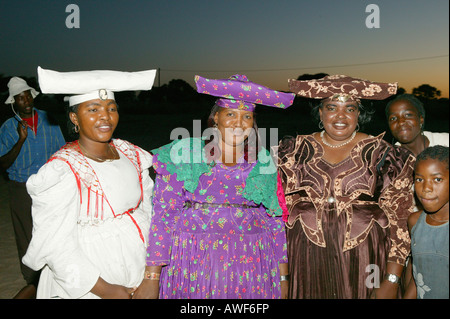 La raccolta delle donne nella piazza del villaggio, Sehitwa, Botswana, Africa Foto Stock