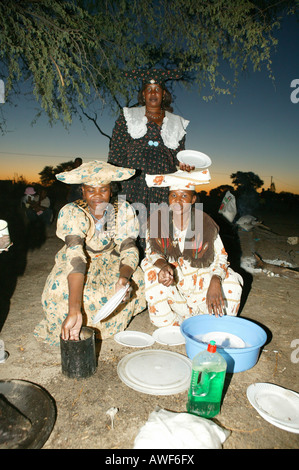 Un gruppo di donne che svolgono i piatti in aperta, Sehitwa, Botswana, Africa Foto Stock