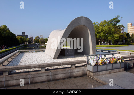 Una vista sul cenotafio nel Parco del Memoriale della Pace costruita per ricordare le migliaia di vittime uccise dalla prima bomba atomica. Foto Stock