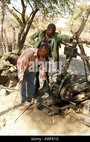 La manutenzione della pompa dell'acqua utilizzata per il bestiame di abbeveratoi, Cattlepost Bothatoga, Botswana, Africa Foto Stock