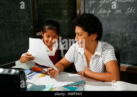 La scolaretta e il suo insegnante durante la lezione, indigeni Arawak, Santa Missione, Guyana, Sud America Foto Stock