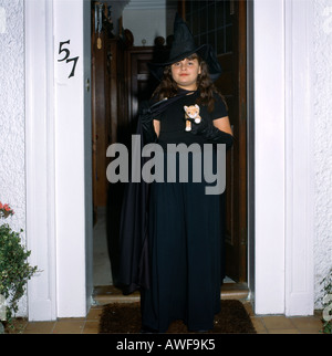 Ragazza di Halloween vestito come strega Foto Stock