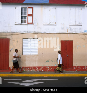 Basseterre St Kitts Street scene House e le donne Foto Stock