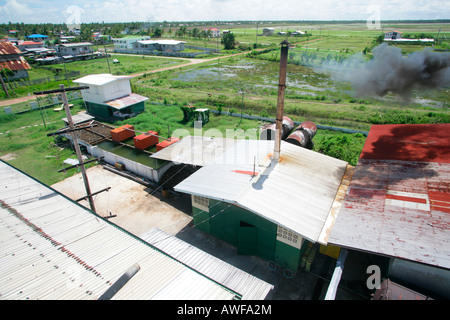 Tetti in lamiera della noce di cocco in fabbrica di elaborazione, Georgetown, Guyana, Sud America Foto Stock