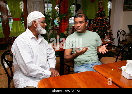 Guyanese Bharrat Jagdeo Presidente parla con un uomo di etnia indiana, Georgetown, Guyana, Sud America Foto Stock