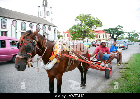 Cavallo e buggy di fronte a Sant'Andrea Chiesa presbiterio, Georgetown, Guyana, Sud America Foto Stock