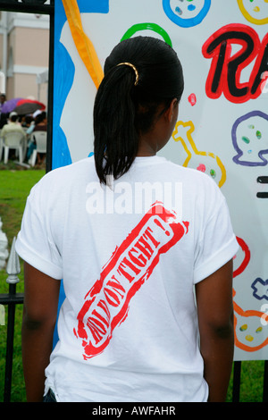 Giovane donna a una protesta contro la violenza contro le donne in Georgetown, Guyana, Sud America Foto Stock