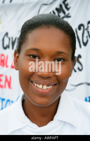 Ritratto di una giovane donna di etnia africana a una protesta contro la violenza contro le donne, Georgetown, Guyana, Sud America Foto Stock