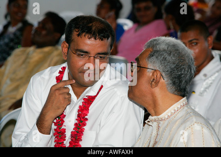 Guyanese Bharrat Jagdeo Presidente impegnati in una conversazione a un festival indù, Georgetown, Guyana, Sud America Foto Stock