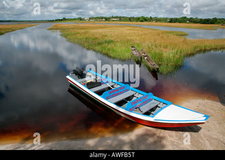 Canoe di legno sulla riva del lago Capoey, Guyana, Sud America Foto Stock