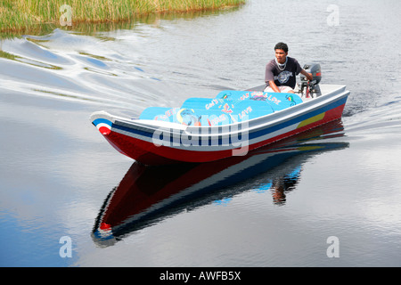 Il motoscafo, Lago Capoey, Guyana, Sud America Foto Stock