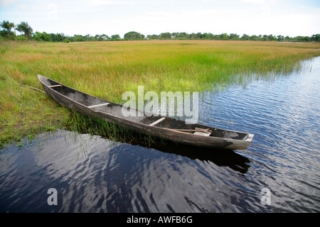 Canoe di legno sulla riva del lago Capoey, Guyana, Sud America Foto Stock