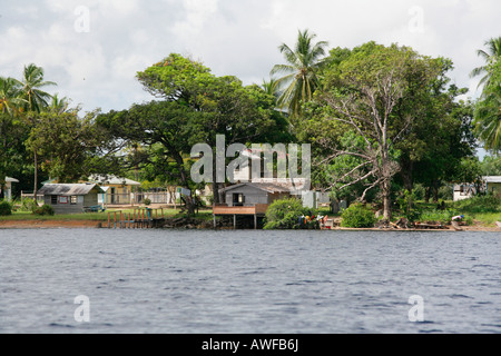 Palafitte sul lago Capoey, Guyana, Sud America Foto Stock