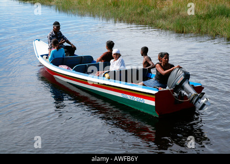 Il motoscafo, Lago Capoey, Guyana, Sud America Foto Stock