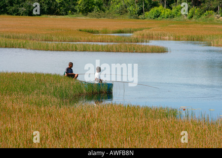 I bambini la pesca in lago Capoey, Guyana, Sud America Foto Stock