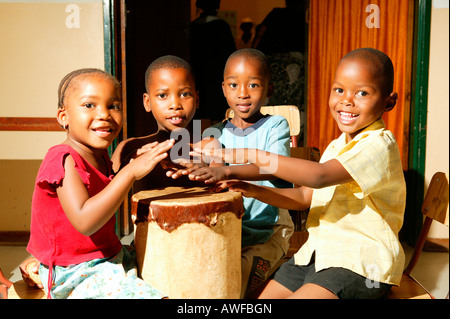 Bambini drumming, Gaborone, Botswana, Africa Foto Stock
