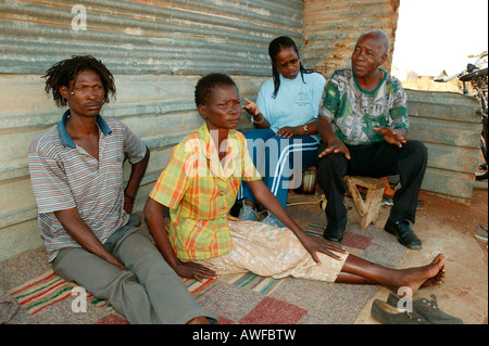 HIV/AIDS infettati paio di essere visitato da un pastore, Francistown, Botswana, Africa Foto Stock