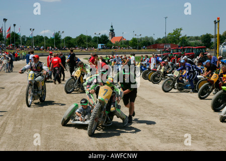 Sidecar motocicli in linea di partenza, international motorcycle in gara su una pista sterrata speedway in Muehldorf am Inn, Superiore BAV Foto Stock